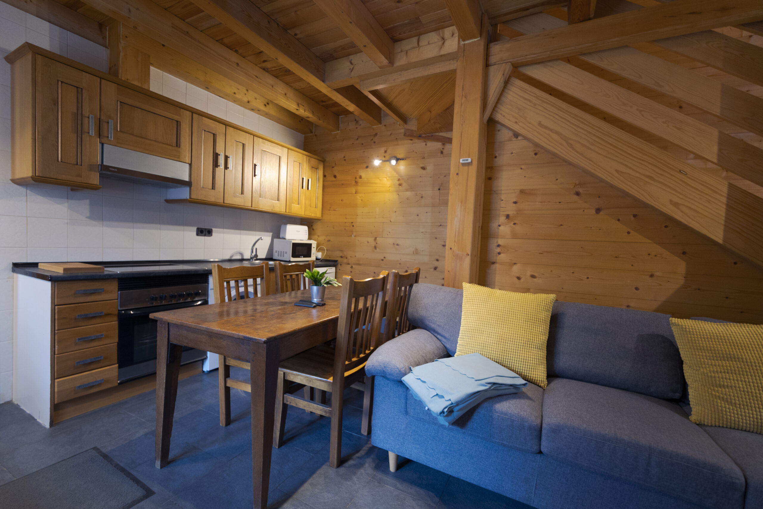 Casa Rural La Central de Azparren cocina comedor lacentralazparren scaled