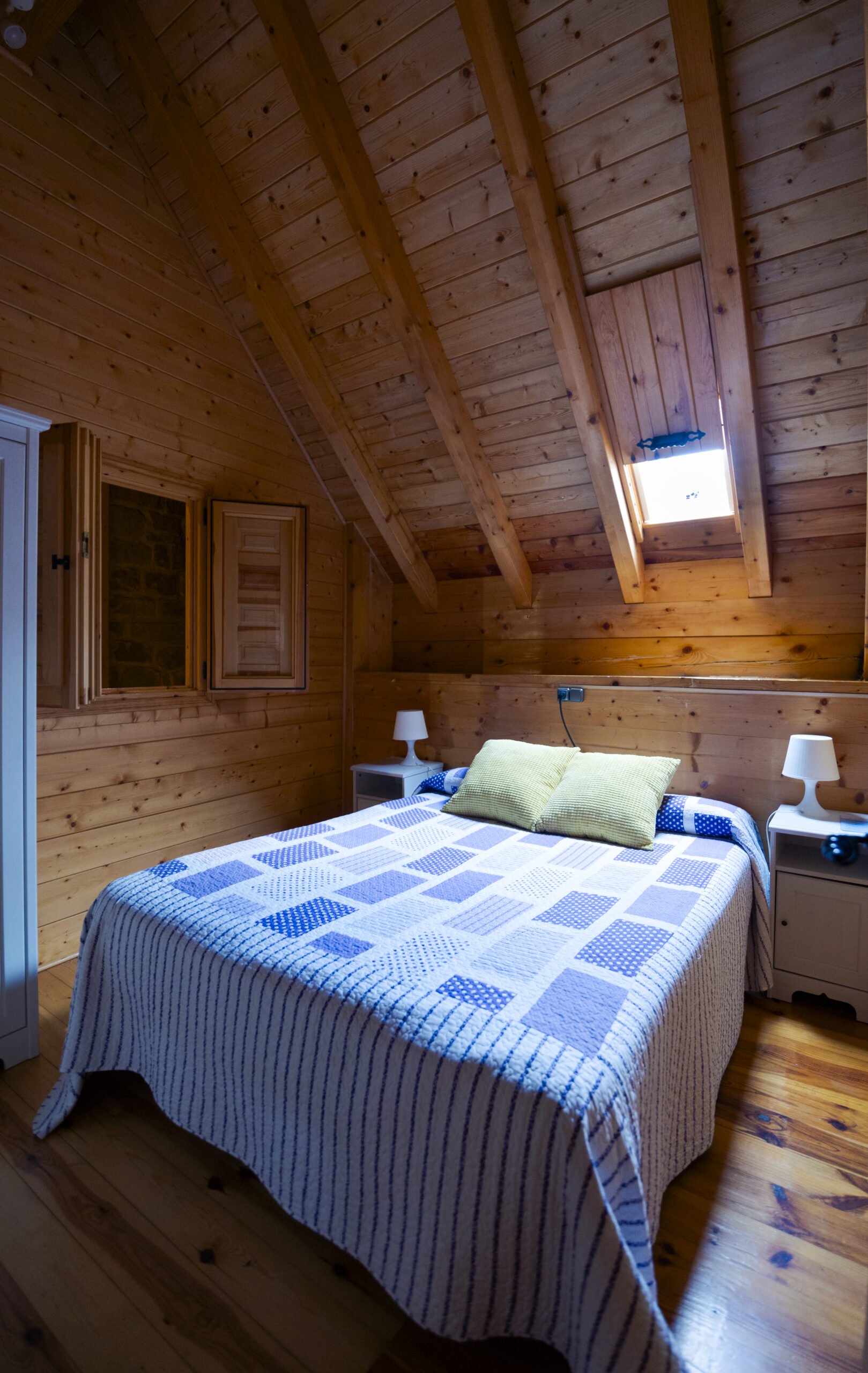 Casa Rural La Central de Azparren habitacion ventana lacentralazparren scaled