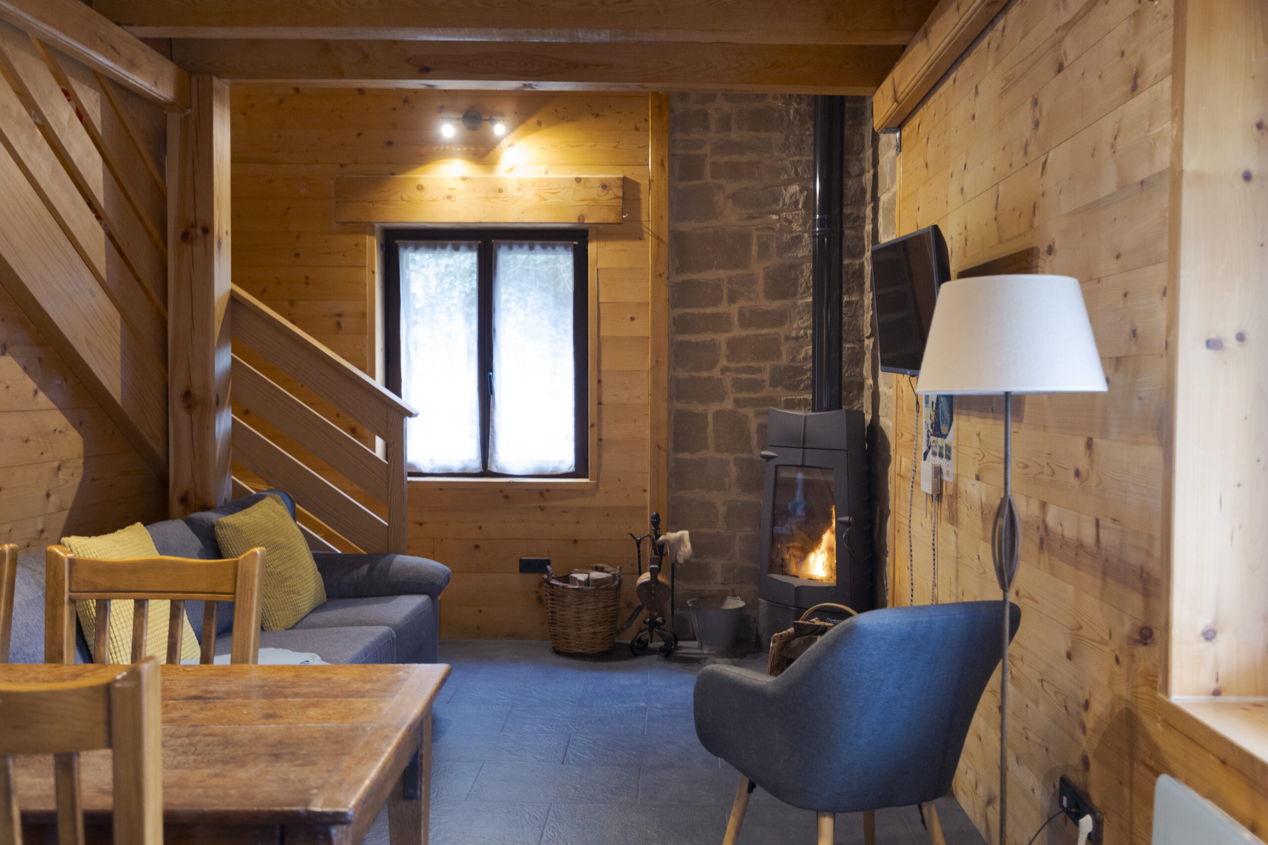 Casa Rural La Central de Azparren salon chimenea lacentralazparren scaled